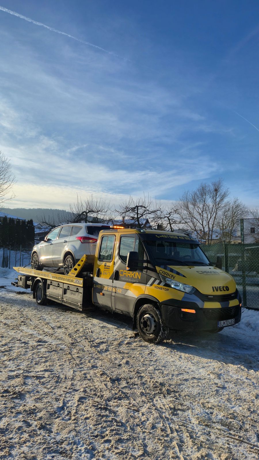 Odťahové auto CARKIN Iveco s osobným autom v zime