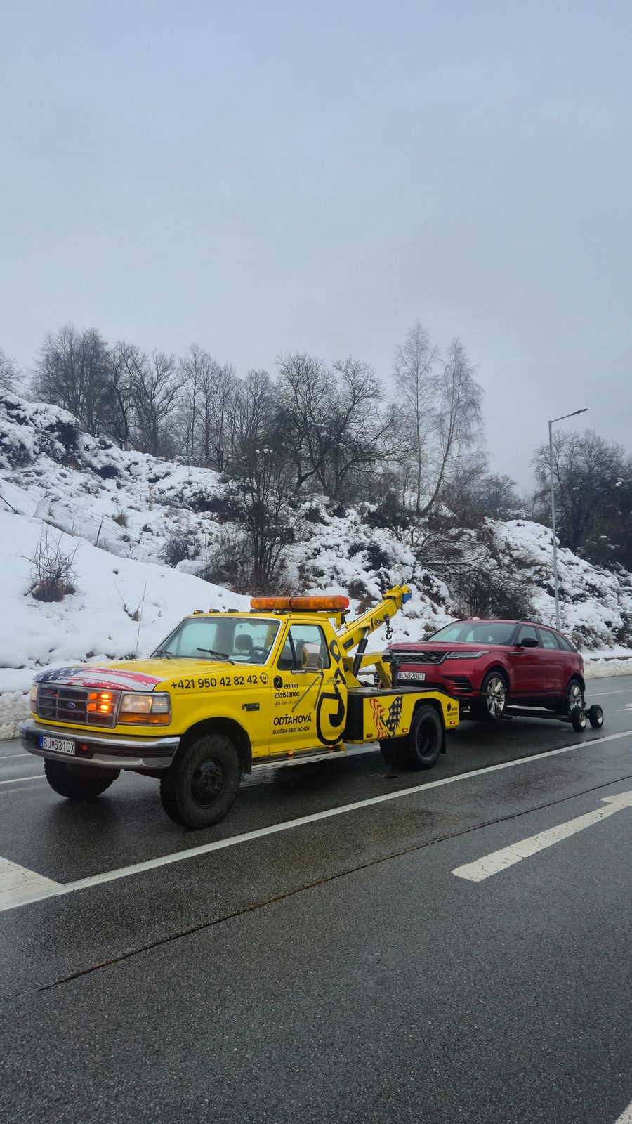Odťahové auto CARKIN Ford ťahá auto na podvozku
